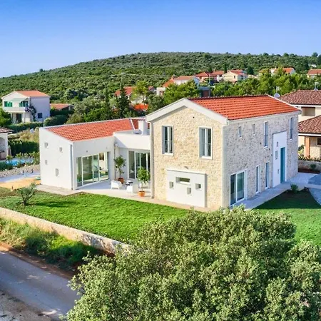 Darina Villa